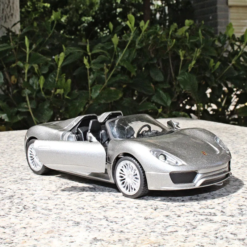 1:32 Diecast 918 Sports car Alloy car model Sound and light pull back function The door can be opened kids toys
1:32 Diecast 918 Sports car Alloy car model Sound and light pull back function The door can be opened kids toys