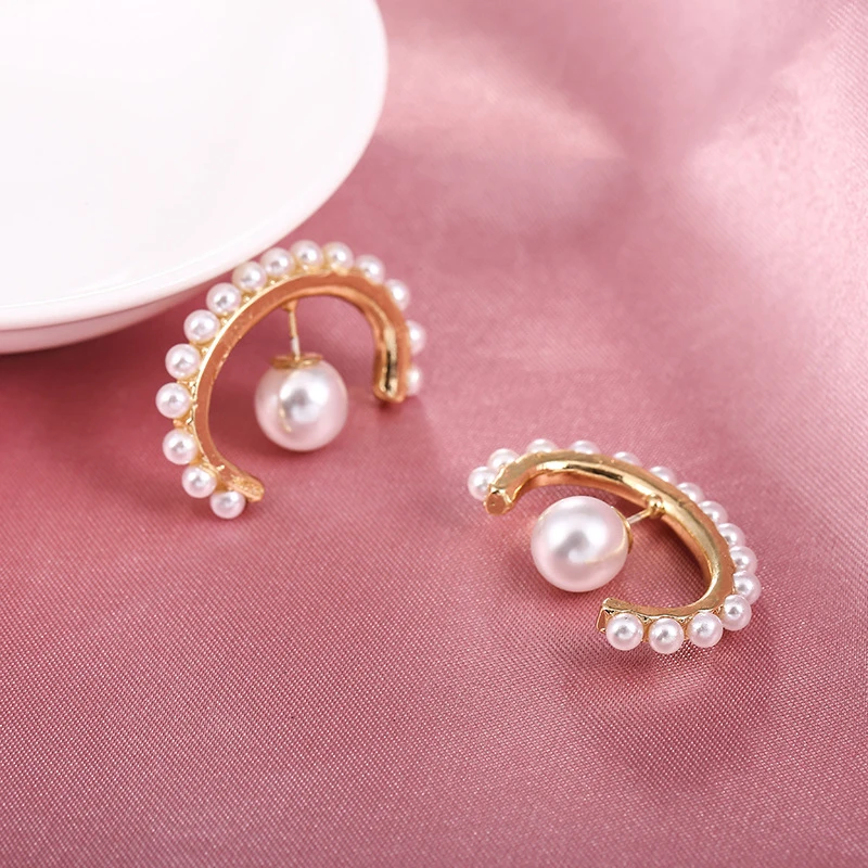 Korean Chic Style Gold Metal Curved Wave Line Pearl Circle Earrings For Women Girl Wedding Party Gift Simple Circle Brincos 2019
Korean Chic Style Gold Metal Curved Wave Line Pearl Circle Earrings For Women Girl Wedding Party Gift Simple Circle Brincos 2019