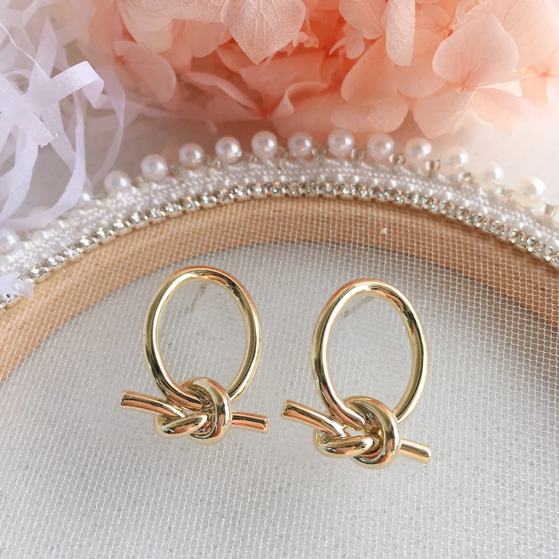Classic Geometric Metal Women Stud Earrings Simple Geometric Elliptical Knotting Fashion Jewelry Womens Accessories
Classic Geometric Metal Women Stud Earrings Simple Geometric Elliptical Knotting Fashion Jewelry Womens Accessories