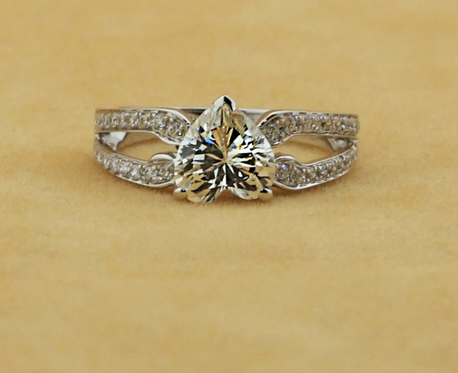 1.25 carat SONA synthetic fashion ring 925 silver high-end simulation diamond ring heart shape creative (DFE)
1.25 carat SONA synthetic fashion ring 925 silver high-end simulation diamond ring heart shape creative (DFE)