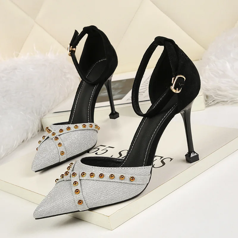 2019 summer new style simple and simple color matching high heels women sexy point rivet decorative high heels
2019 summer new style simple and simple color matching high heels women sexy point rivet decorative high heels