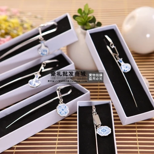 China Wind Blue And White Porcelain Metal Bookmarks Exquisite Creative Gifts To Send The Teacher And The Students
China Wind Blue And White Porcelain Metal Bookmarks Exquisite Creative Gifts To Send The Teacher And The Students