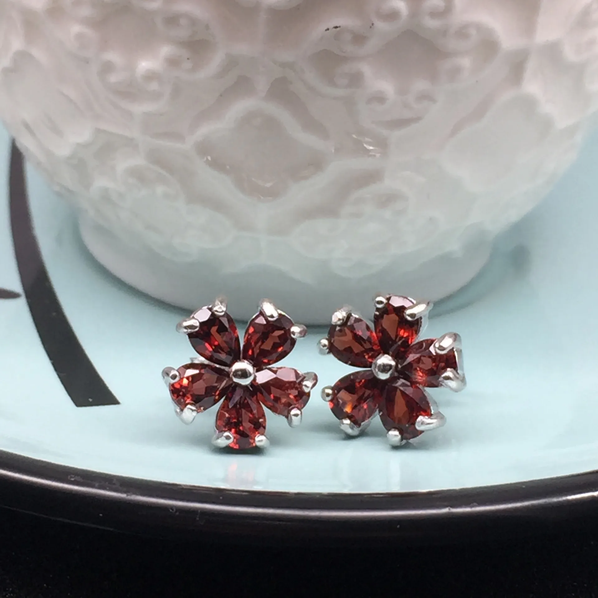 Colorful jewelry, 925 silver inlaid garnet flower studs, simple generous wholesale one on behalf of
Colorful jewelry, 925 silver inlaid garnet flower studs, simple generous wholesale one on behalf of