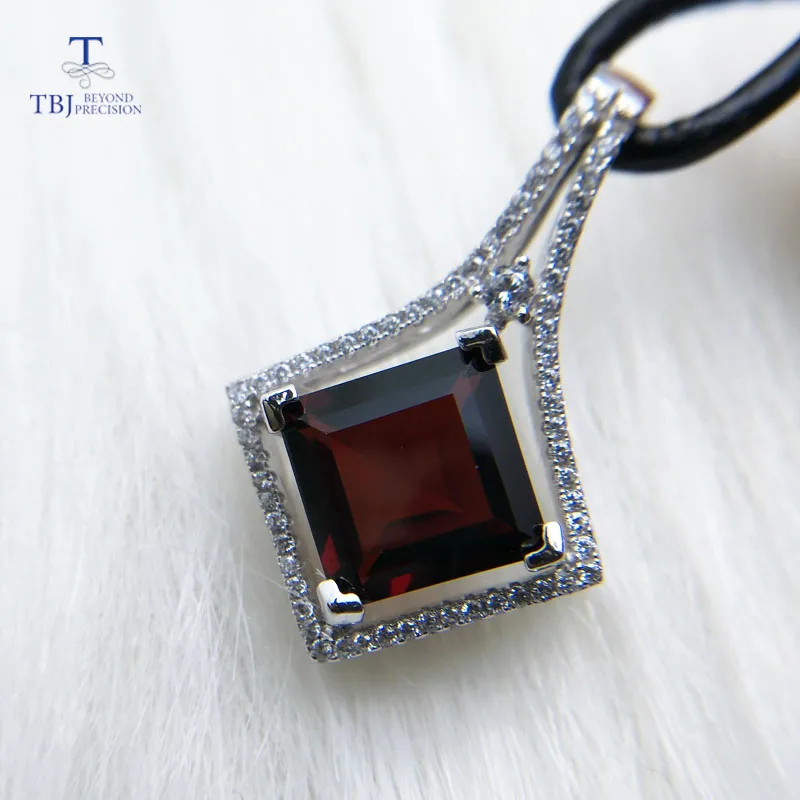 TBJ,Natural Mozambique Dark red garnet square 10mm solid pendant with leather chord necklace in 925 sterling silver with box
TBJ,Natural Mozambique Dark red garnet square 10mm solid pendant with leather chord necklace in 925 sterling silver with box