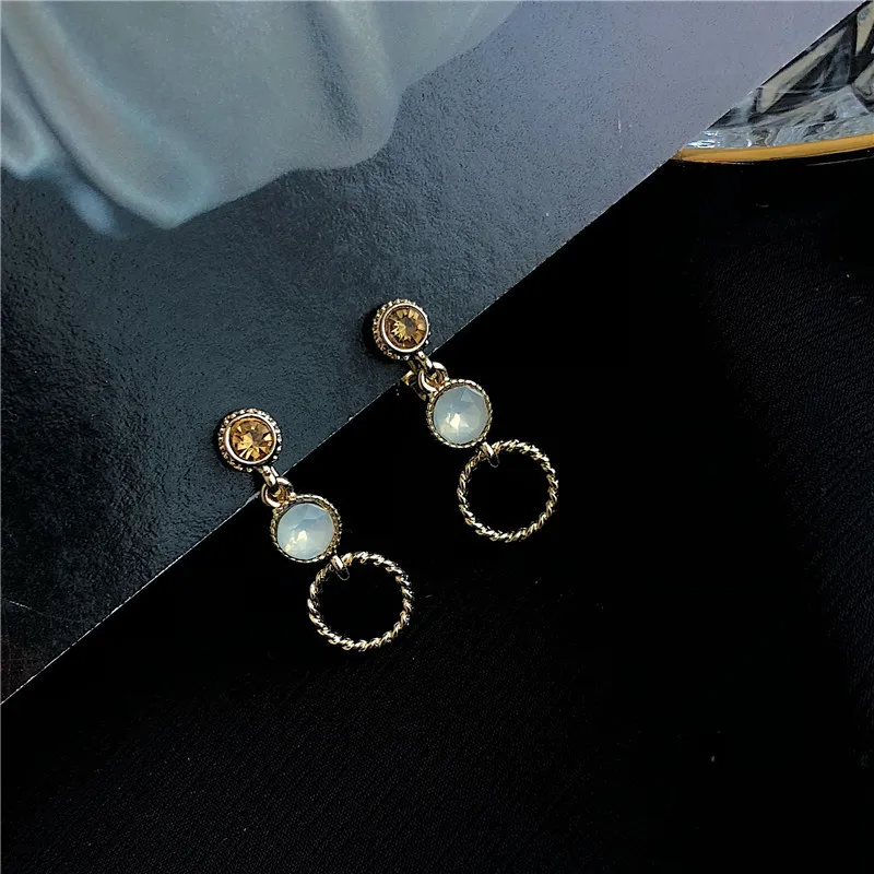 2019 new brand design hand made light white circle earrings generous minimalist temperament summer earrings gift for women.
2019 new brand design hand made light white circle earrings generous minimalist temperament summer earrings gift for women.
