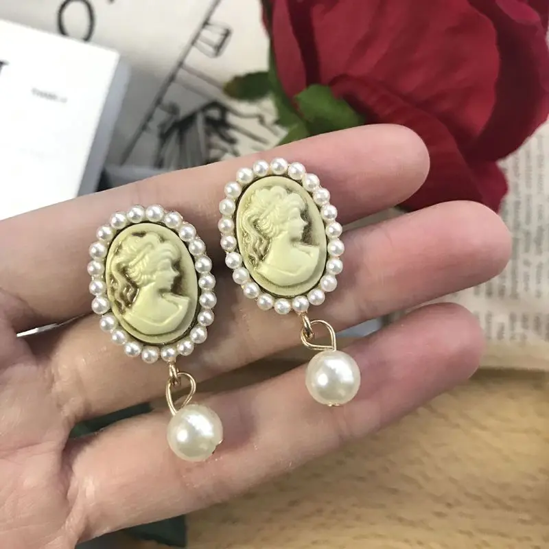 1 Pair Vintage Earrings Carved Women Exquisite Retro Luxury Fashion Ear Stud Ears Clip Badge Precious Noble Elegant Jewelry Deco
1 Pair Vintage Earrings Carved Women Exquisite Retro Luxury Fashion Ear Stud Ears Clip Badge Precious Noble Elegant Jewelry Deco