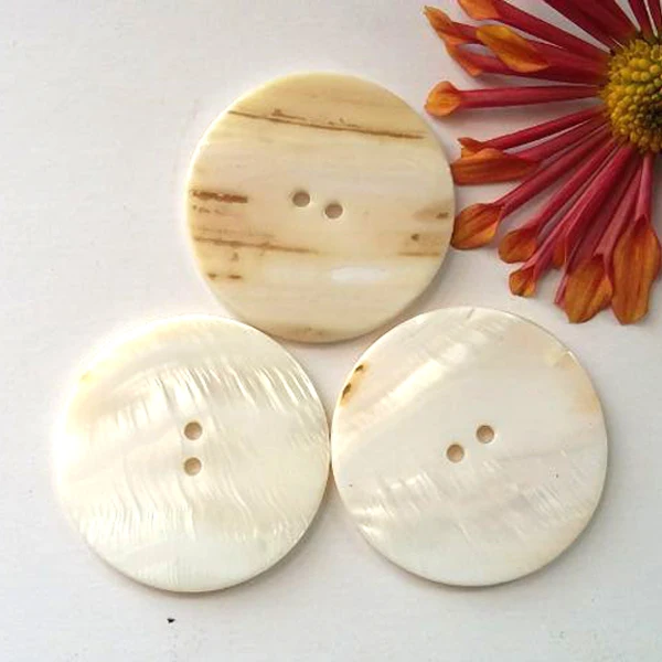Wholesale Free shipping 20pcs/lot Big Natural shell buttons 38mm 2-hole pearl of mother buttons SHELL001
Wholesale Free shipping 20pcs/lot Big Natural shell buttons 38mm 2-hole pearl of mother buttons SHELL001