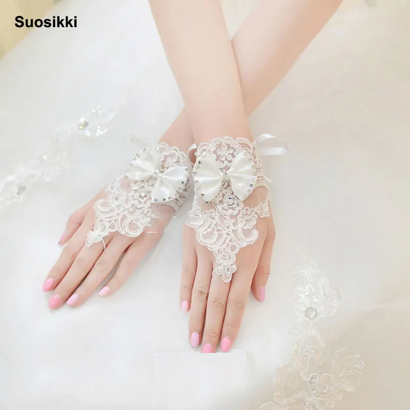 Suosikki Hot Sale Fingerless Wrist Length Lace Appliques White Bridal Wedding Gloves
Suosikki Hot Sale Fingerless Wrist Length Lace Appliques White Bridal Wedding Gloves