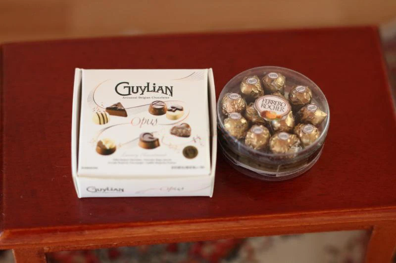 G10-X041 children baby gift Toy 1:12 Dollhouse mini Furniture Miniature rement accessories Belgian chocolate box 1pcs
G10-X041 children baby gift Toy 1:12 Dollhouse mini Furniture Miniature rement accessories Belgian chocolate box 1pcs