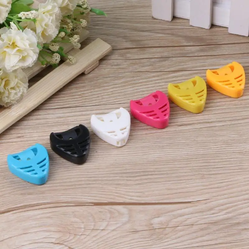 1 PCS Guitar Pick Plectrum Holder Portable Plastic Heart Shape Guitar Pick Plectrum Holder Case(Random Color) - Guitar Pick Holder Case