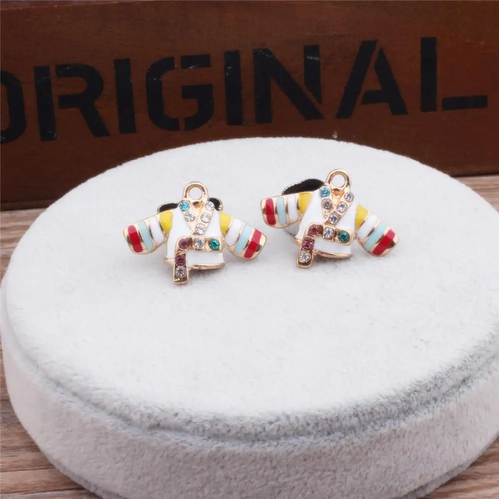 Kawaii 3D Enamel Alloy Charms Korea style Hanbok Cloth Shape Rhinestone Oil Drop Metal Ornament Accessories 20*28mm
Kawaii 3D Enamel Alloy Charms Korea style Hanbok Cloth Shape Rhinestone Oil Drop Metal Ornament Accessories 20*28mm