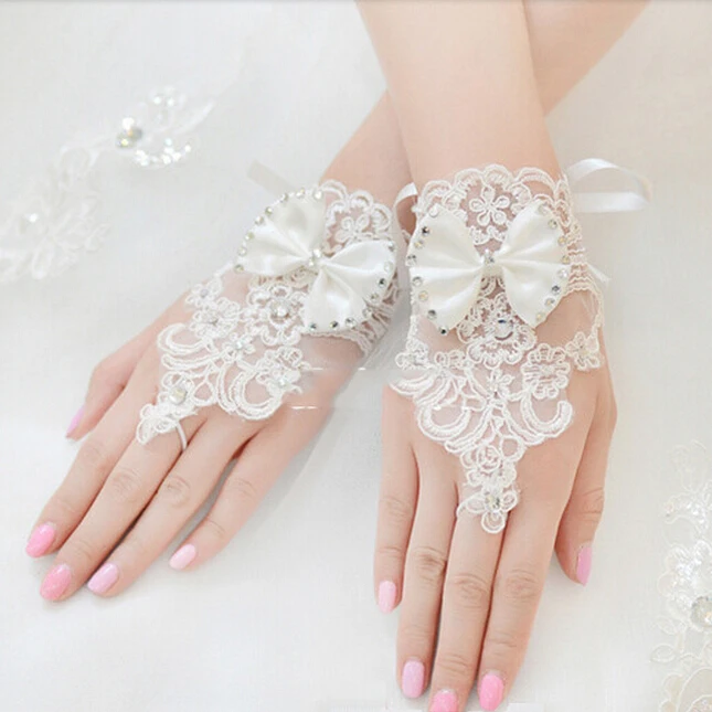 2014 New Fashion Bridal Gloves with Lace Appliqued Diamond Bow Wedding Dress Elegant Short Paragraph Mitts Accessories
2014 New Fashion Bridal Gloves with Lace Appliqued Diamond Bow Wedding Dress Elegant Short Paragraph Mitts Accessories
