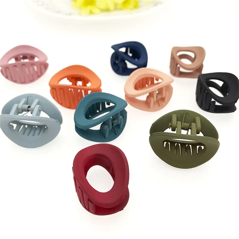 Small Solid Hollow Oval Hair Claws Girls Acrylic Hairpin Grab Bangs Clamp Clip for Women Hair Claw Hair Accessories
Small Solid Hollow Oval Hair Claws Girls Acrylic Hairpin Grab Bangs Clamp Clip for Women Hair Claw Hair Accessories