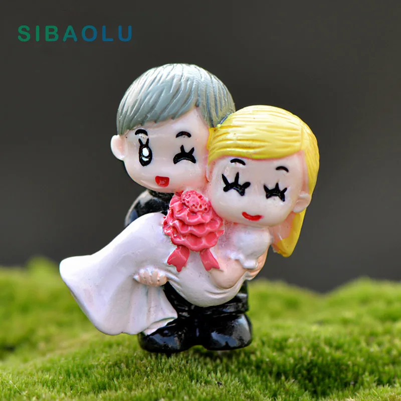 Groom embrace bride Miniature Figurine Cartoon wedding Cake home Decoration Character Anime garden figures action model doll
Groom embrace bride Miniature Figurine Cartoon wedding Cake home Decoration Character Anime garden figures action model doll
