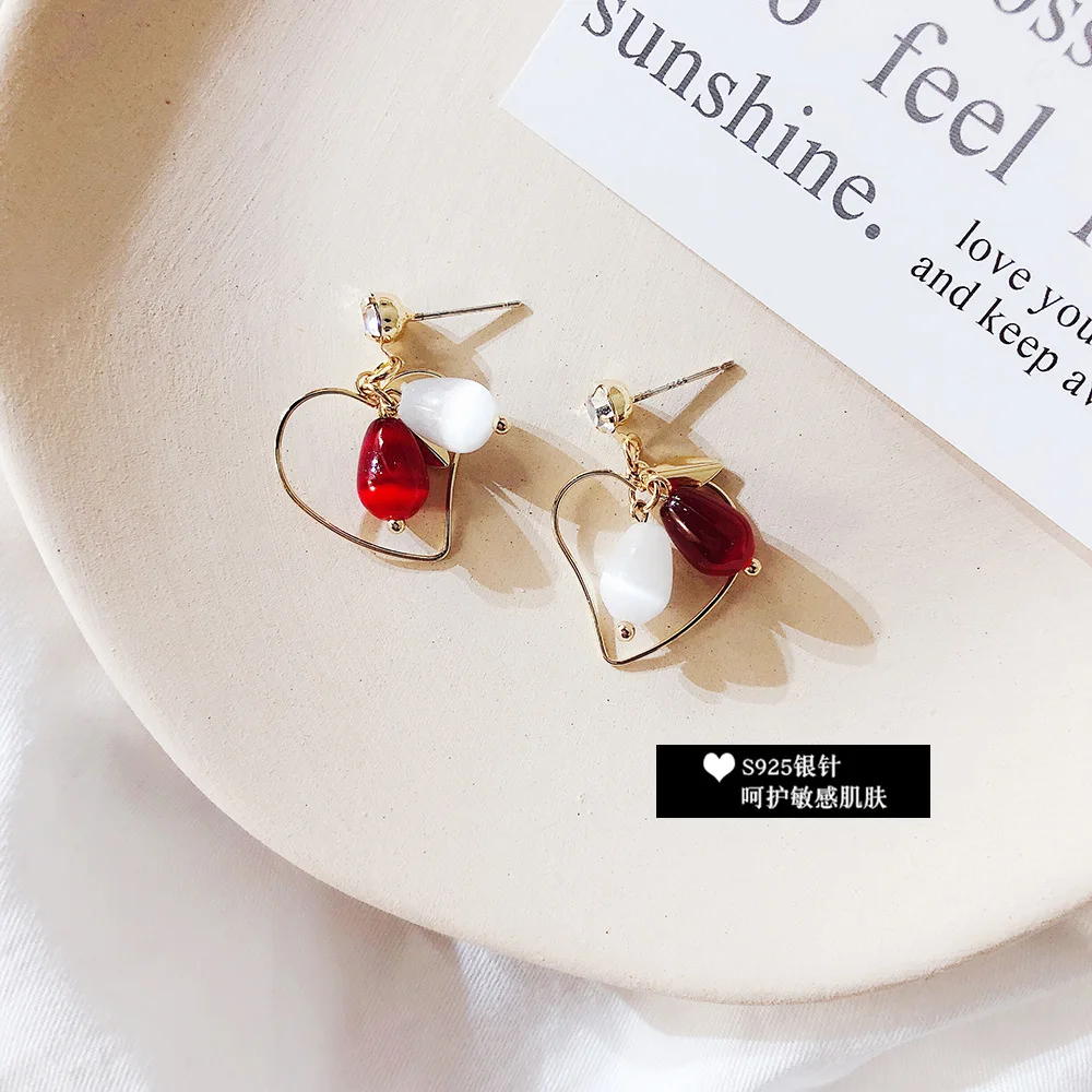 S925 Silver Needle Earring Female Temperament Is Sweet Contrast Color Opal Earrings Hollow Out Heart Ear Stud Earring
S925 Silver Needle Earring Female Temperament Is Sweet Contrast Color Opal Earrings Hollow Out Heart Ear Stud Earring