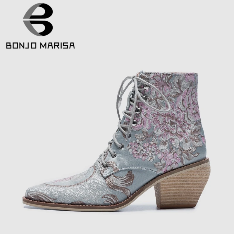 BONJOMARISA 2019 New Brand Design Runway Embroider Flowers Ankle Booties Women Fashion Silk High Wide Heels Shoes Woman 34-43
BONJOMARISA 2019 New Brand Design Runway Embroider Flowers Ankle Booties Women Fashion Silk High Wide Heels Shoes Woman 34-43