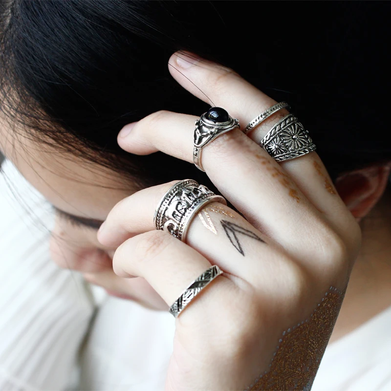 Retro Punk Leaf Bohemian Individuality Carving Pattern Pattern Ring Set Midi Rings for Women 6PCS/Set Black Stone Gift Jewelry
Retro Punk Leaf Bohemian Individuality Carving Pattern Pattern Ring Set Midi Rings for Women 6PCS/Set Black Stone Gift Jewelry