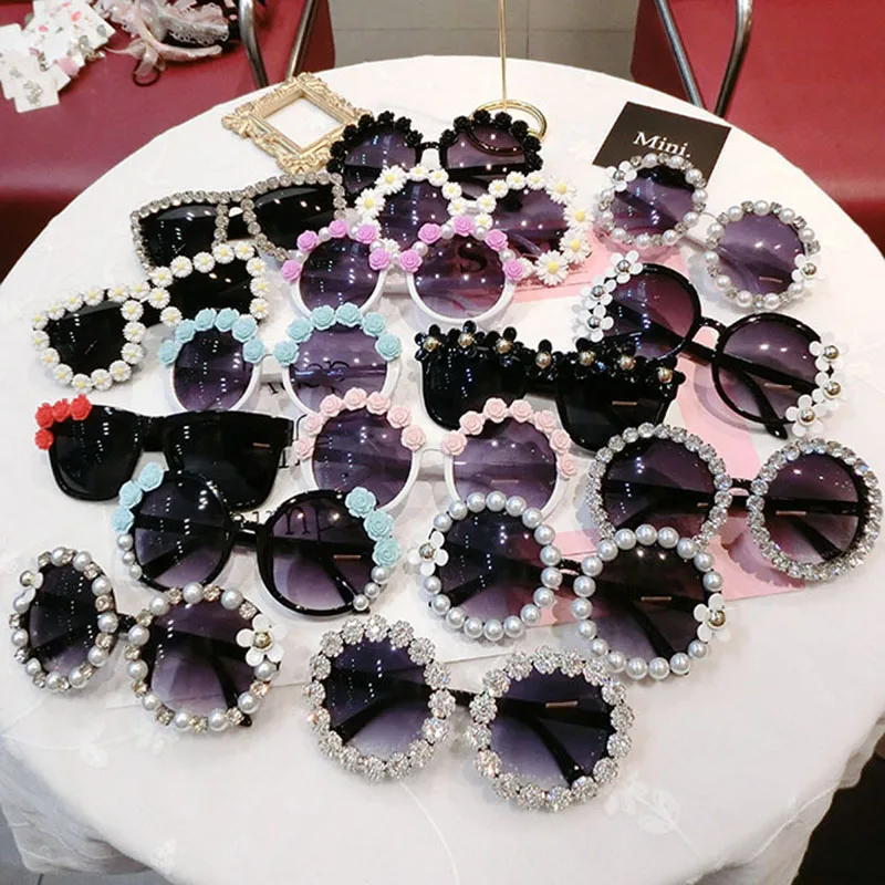 Rhinestone Sunglasses Fashion Flower Party Beach Glasses Women Flower with Pearl Round Vintage Sunglasses UV Protection
Rhinestone Sunglasses Fashion Flower Party Beach Glasses Women Flower with Pearl Round Vintage Sunglasses UV Protection