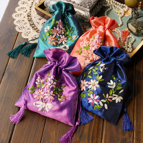 1pcs Random embroidery pattern Hometown old flower ribbon embroidery retro satin fringed jewelry bag
1pcs Random embroidery pattern Hometown old flower ribbon embroidery retro satin fringed jewelry bag