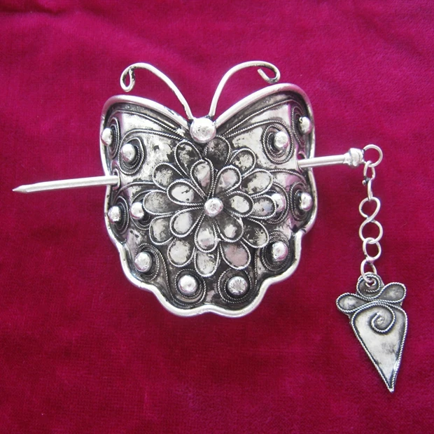 Guizhou Hmong jewelry ethnic style retro hair accessories handmade Miao silver plate hairpin inlaid butterfly
Guizhou Hmong jewelry ethnic style retro hair accessories handmade Miao silver plate hairpin inlaid butterfly