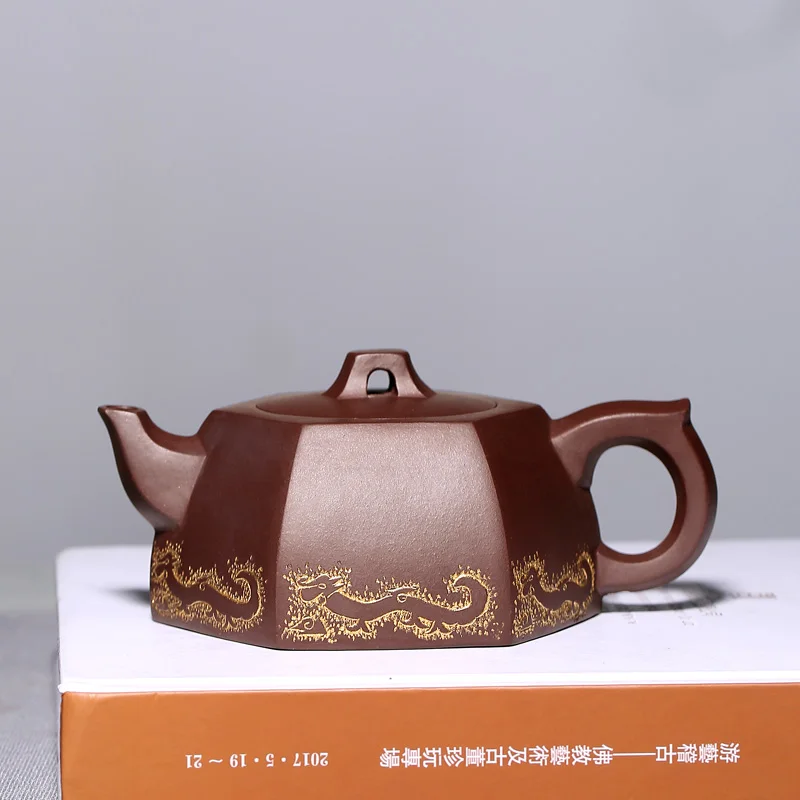 is a pure hand-made purple sand pot. The original purple mud of purple sand pot depicts gold hexagonal well railings.
is a pure hand-made purple sand pot. The original purple mud of purple sand pot depicts gold hexagonal well railings.