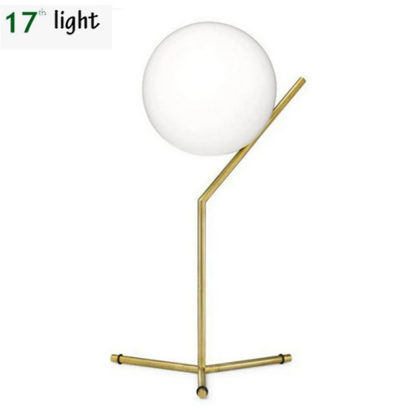 Светодиодная настольная лампа с круглым шариком и корпусом золотого цвета для