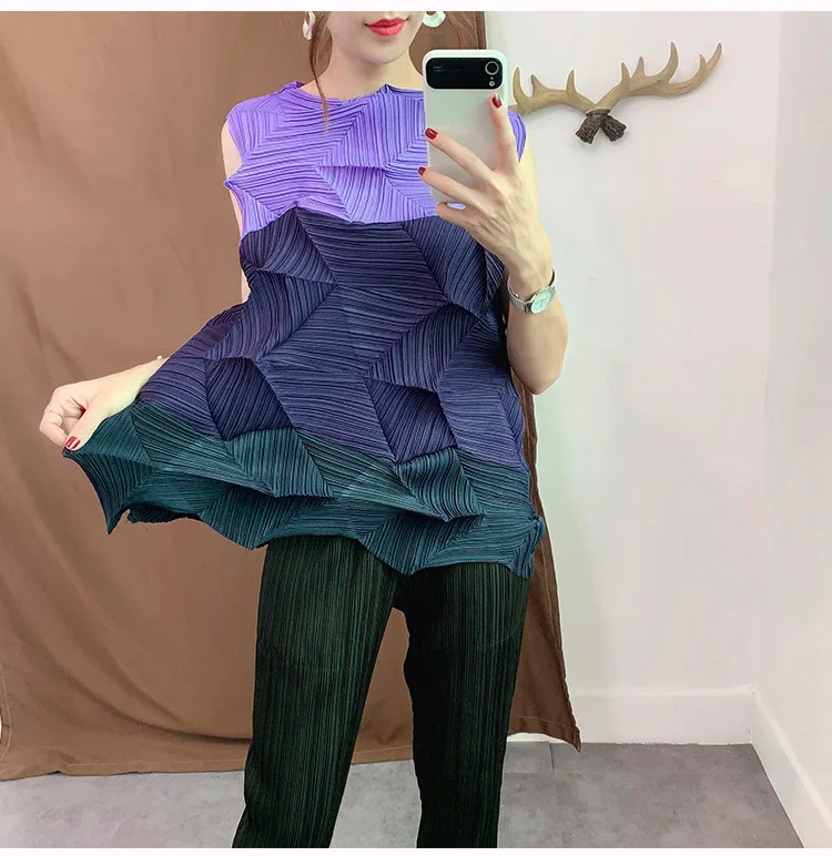 Miyake pleated vest loose plus size color matching T-shirt summer new women's shirt free shipping sanzhai
Miyake pleated vest loose plus size color matching T-shirt summer new women's shirt free shipping sanzhai