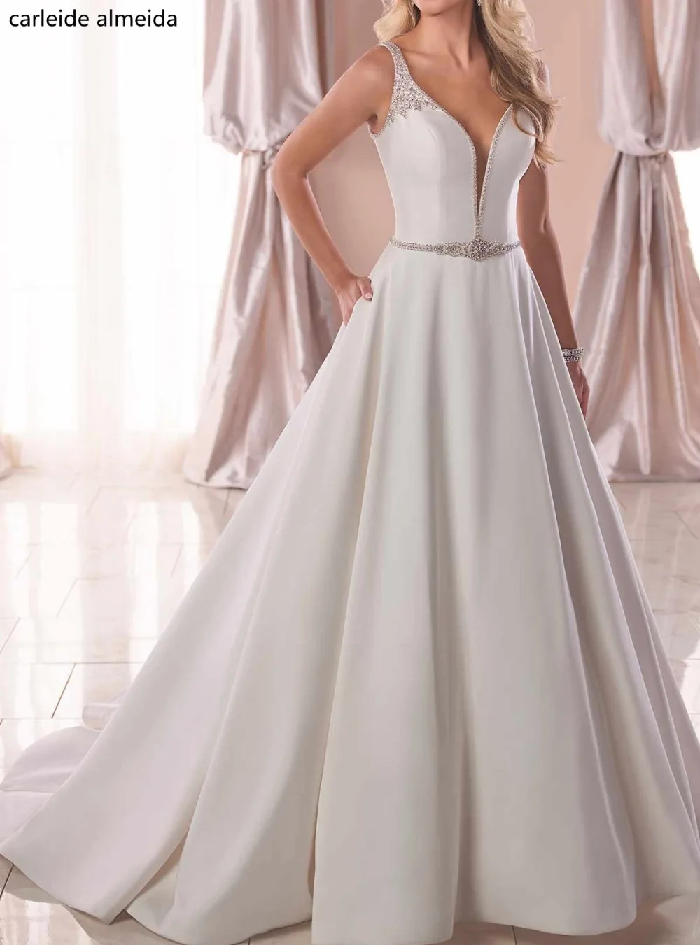 Vestidos de novia V-Neck Elegant Satin Vintage Wedding Dress 2019 Bead Waist Bride Dress Gelinlik Chapel Train Abiti da sposa
Vestidos de novia V-Neck Elegant Satin Vintage Wedding Dress 2019 Bead Waist Bride Dress Gelinlik Chapel Train Abiti da sposa