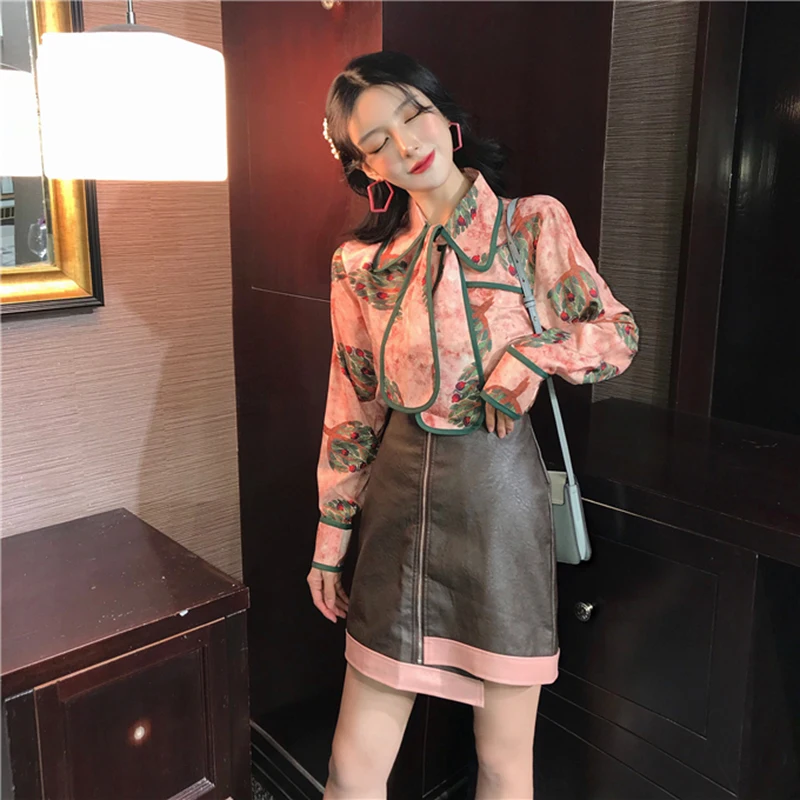 MUMUZI Fashion retro printed blouses for women bow lapel long-sleeved shirt or pu leather stitching shirt high street tops
MUMUZI Fashion retro printed blouses for women bow lapel long-sleeved shirt or pu leather stitching shirt high street tops
