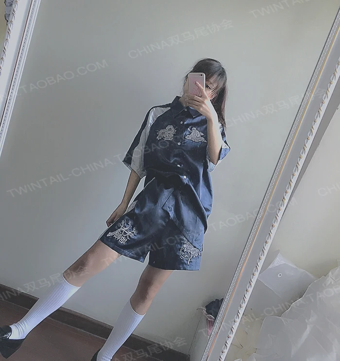 European Fashion Unisex Chinese Style Monkey Fine Embroidery Satin Cool Blouse Shirt & Shorts Set Loose BF Street Suit Set
European Fashion Unisex Chinese Style Monkey Fine Embroidery Satin Cool Blouse Shirt & Shorts Set Loose BF Street Suit Set
