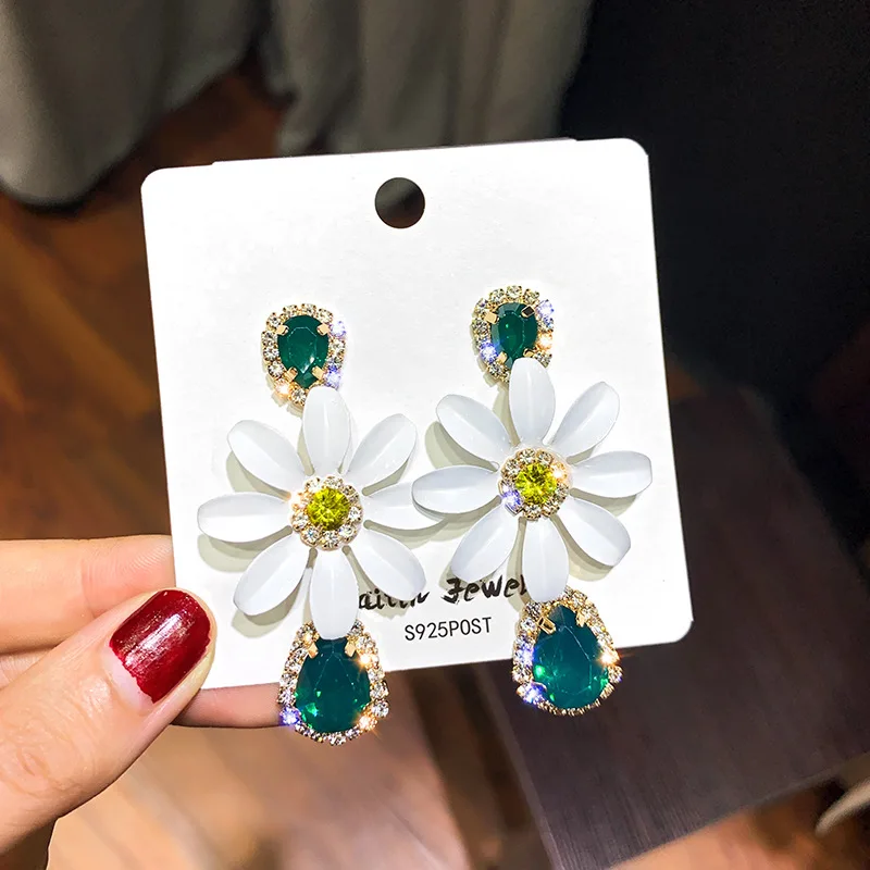 2019 Korean Hot Fashion Jewelry Elegant White Flowers Ears Luxury Ring Green Crystal Beach Resort Party Earrings for eomen gift
2019 Korean Hot Fashion Jewelry Elegant White Flowers Ears Luxury Ring Green Crystal Beach Resort Party Earrings for eomen gift