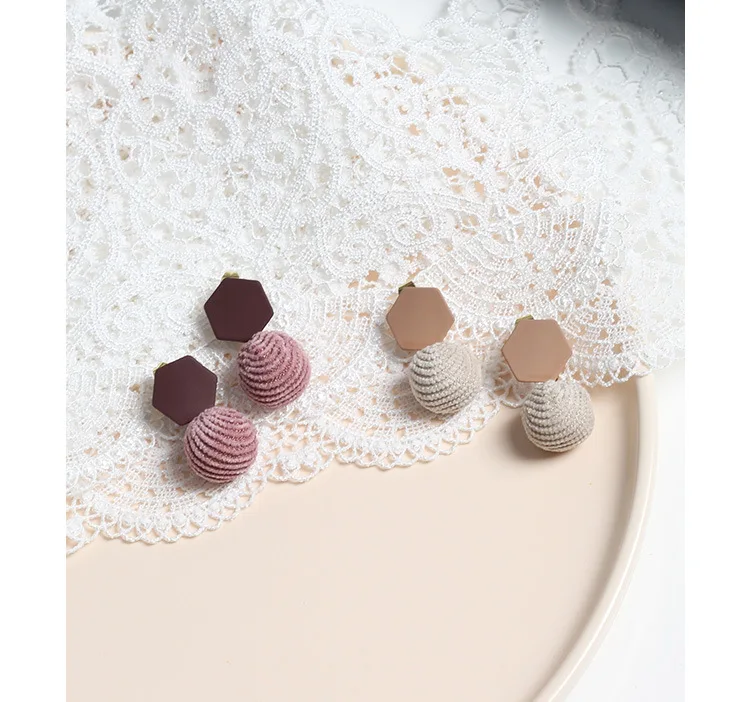 Spring Khaki Fabric Balls Fairy Non Pierced Earrings Geometric Irregular Polished Simple Charm Earrings
Spring Khaki Fabric Balls Fairy Non Pierced Earrings Geometric Irregular Polished Simple Charm Earrings