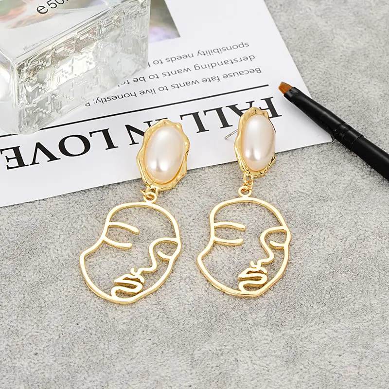 ZHINI Fashion ladies party earrings Hollow human face Trend style Woman high quality earrings Pearl inlay Pendant earrings
ZHINI Fashion ladies party earrings Hollow human face Trend style Woman high quality earrings Pearl inlay Pendant earrings