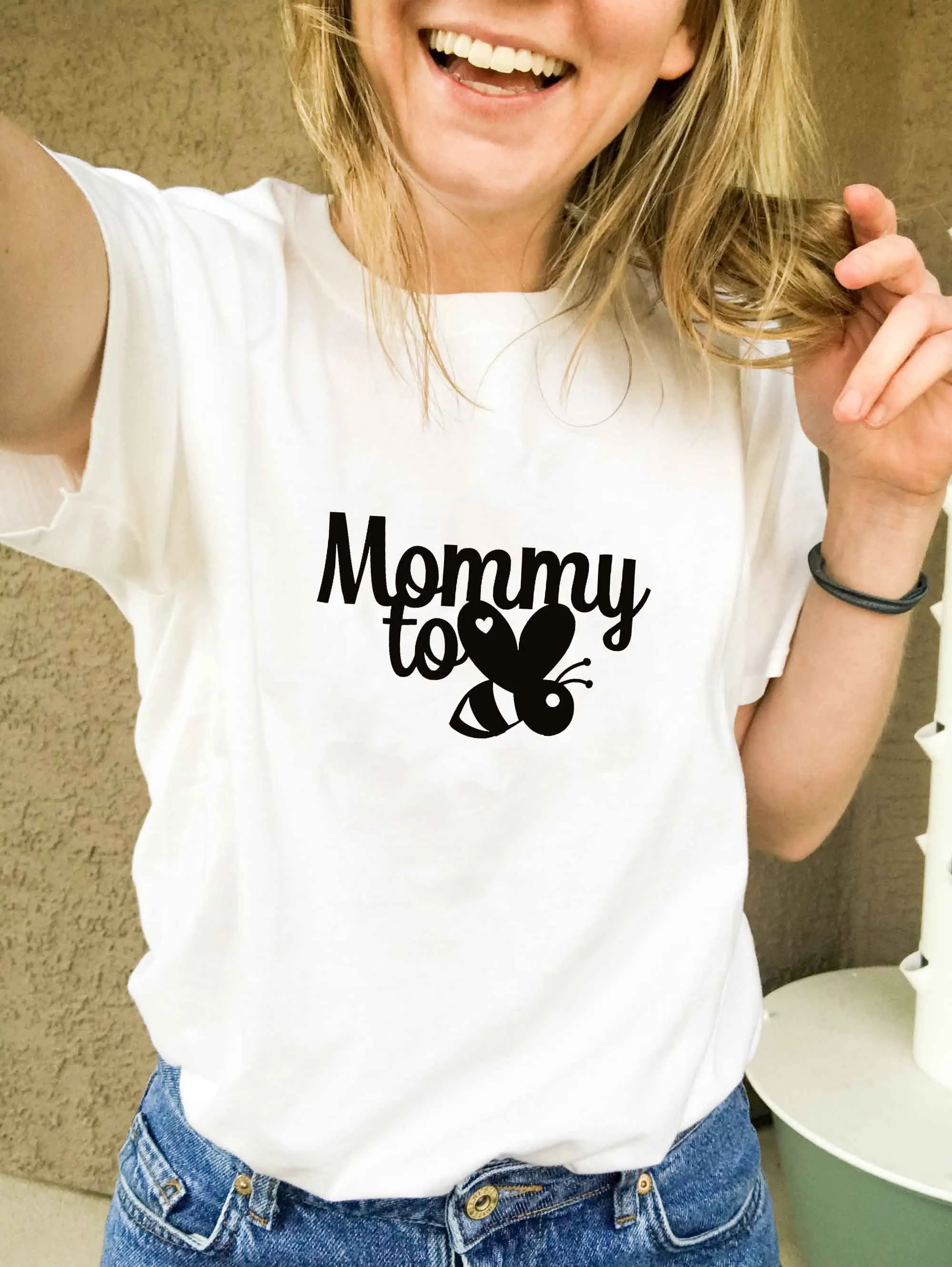Mommy To Bee/Новое поступление; женская летняя забавная Повседневная хлопковая Футболка с графическим принтом; MOM To be; футболка; подарок для малышей
Mommy To Bee/Новое поступление; женская летняя забавная Повседневная хлопковая Футболка с графическим принтом; MOM To be; футболка; подарок для малышей