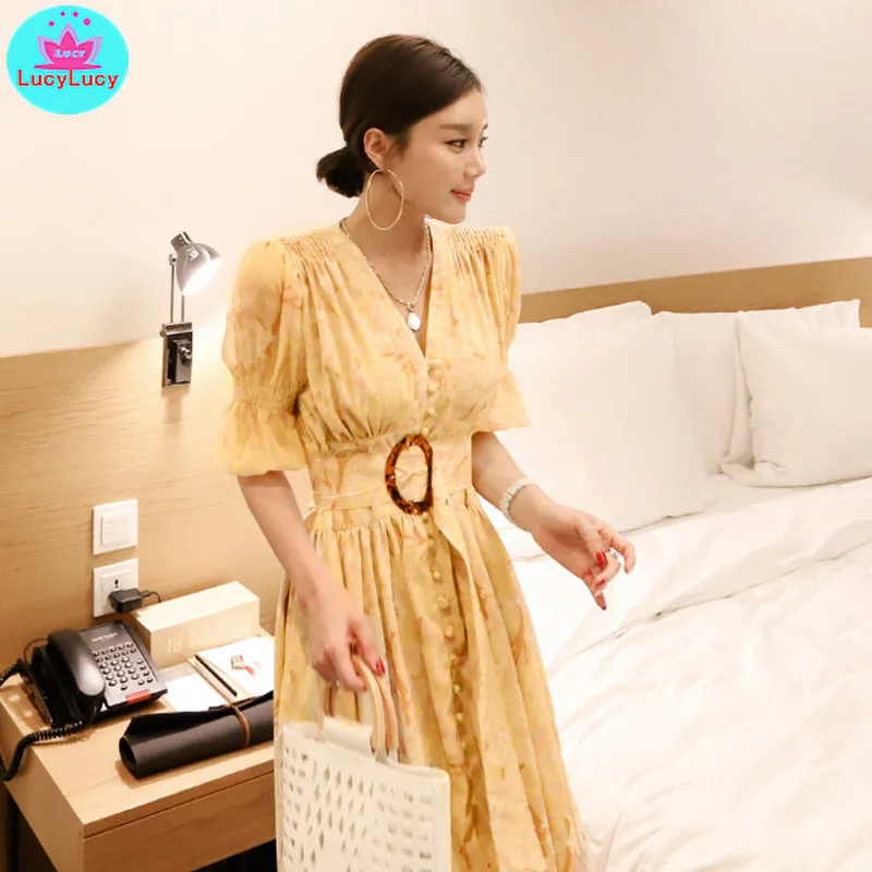 2019 summer new Korean temperament V-neck single-breasted printed belt waist waist fashion big dress
2019 summer new Korean temperament V-neck single-breasted printed belt waist waist fashion big dress