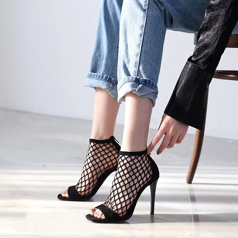 Net red 2018 new wild hollow nightclub sexy Roman high heel women summer fine with fairy sandals.
Net red 2018 new wild hollow nightclub sexy Roman high heel women summer fine with fairy sandals.
