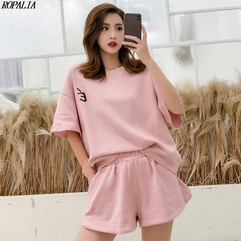 Pink Women Set Sweet Letter Print Two Piece Sets Half Sleeve O-Neck Top With Solid Pockets Shorts Set
Pink Women Set Sweet Letter Print Two Piece Sets Half Sleeve O-Neck Top With Solid Pockets Shorts Set