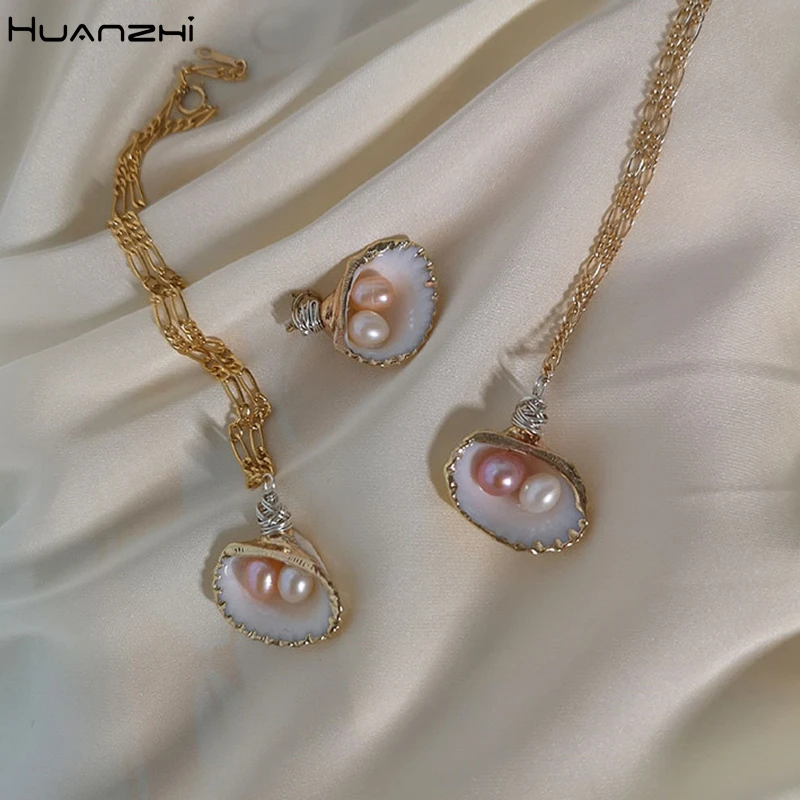 HUANZHI Korean New 2019 New Natural Pearl Shell Phnom Penh Gold Plating Metal Chain Retro Necklace for Women Girls Jewelry
HUANZHI Korean New 2019 New Natural Pearl Shell Phnom Penh Gold Plating Metal Chain Retro Necklace for Women Girls Jewelry