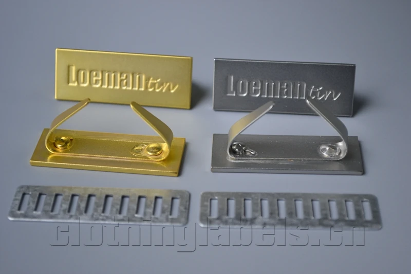 Engraved logo matte electroplating metal label/gold and silver metal hang tag with rivets
Engraved logo matte electroplating metal label/gold and silver metal hang tag with rivets
