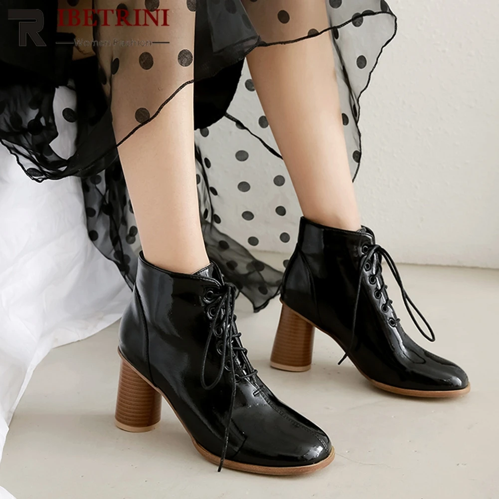 RIBETRINI Ankle Boots Autumn Winter Fashion Patent PU Round High Heels Lace Up Ankle Ladies Boots Woman Plus Size 32-48
RIBETRINI Ankle Boots Autumn Winter Fashion Patent PU Round High Heels Lace Up Ankle Ladies Boots Woman Plus Size 32-48