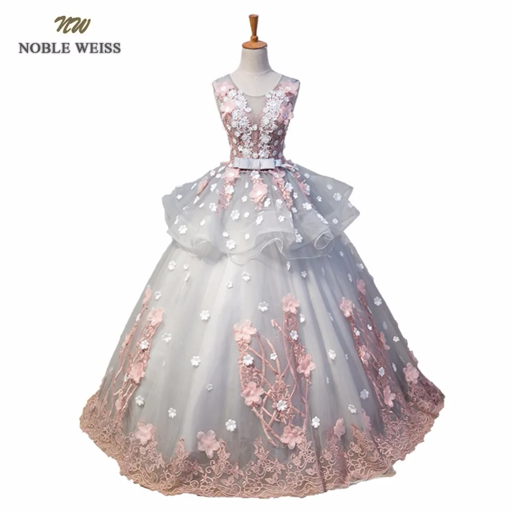 NOBLE WEISS Sexy Gray Prom Dresses Appliques Flower Bow Ball Gown See Through Tulle Prom Gown
NOBLE WEISS Sexy Gray Prom Dresses Appliques Flower Bow Ball Gown See Through Tulle Prom Gown