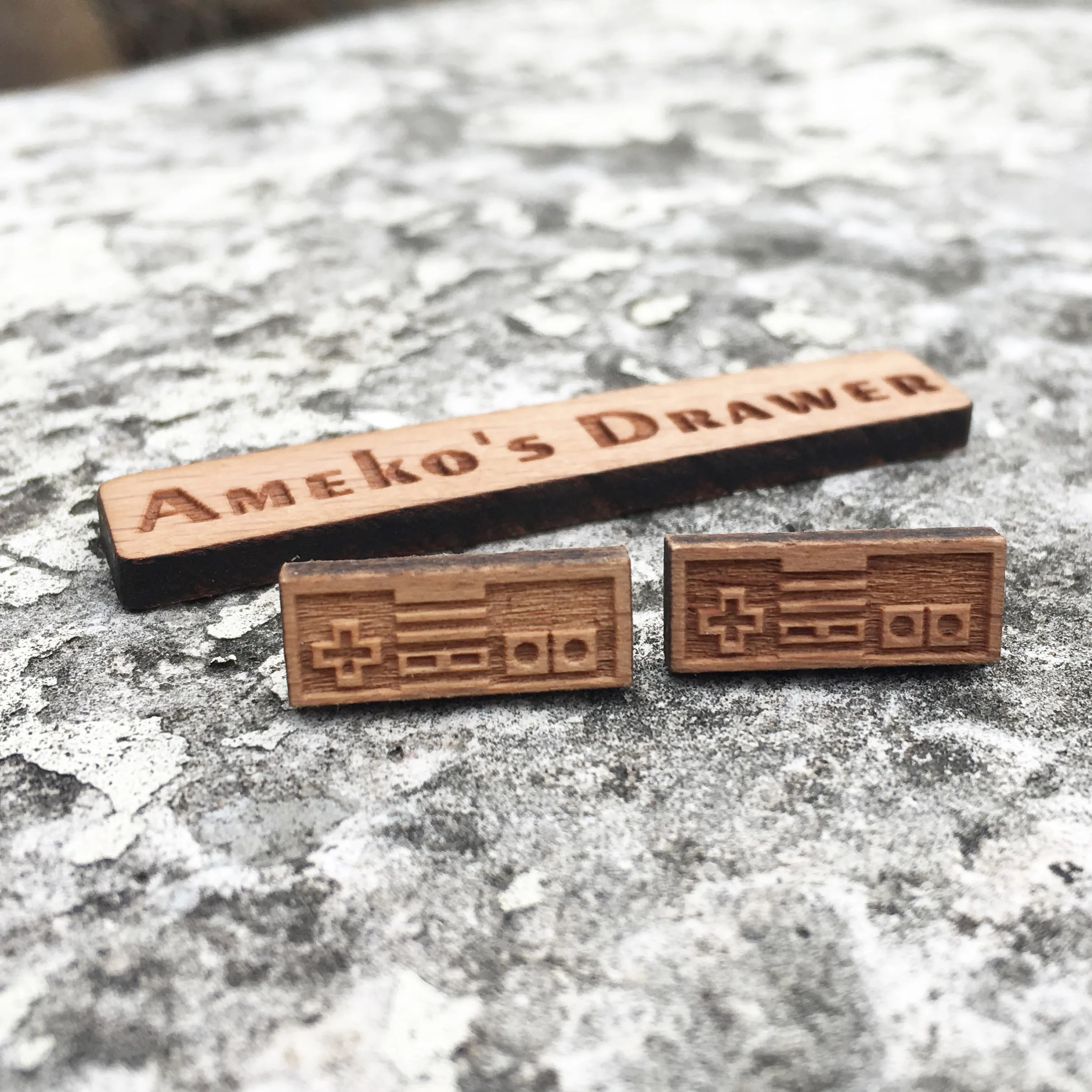 Laser engraved 90s game controller earrings FC controller stud retangular Nintendo NES controller wooden earring x 10 pairs
Laser engraved 90s game controller earrings FC controller stud retangular Nintendo NES controller wooden earring x 10 pairs