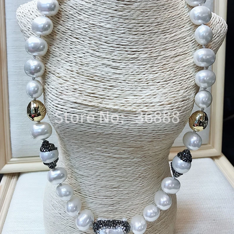 White natural freshwater pearl necklace with heteromorphic sweater chain jewellery
White natural freshwater pearl necklace with heteromorphic sweater chain jewellery