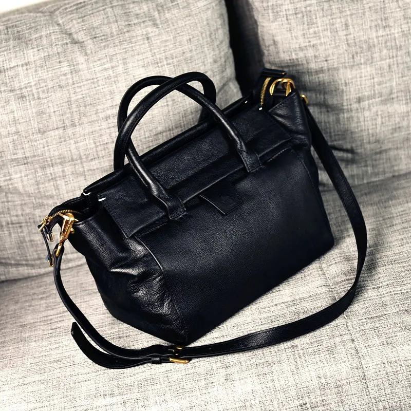 2019 new women's first layer cowhide leather multi-function large capacity handmade fashion shoulder Messenger bag
2019 new women's first layer cowhide leather multi-function large capacity handmade fashion shoulder Messenger bag