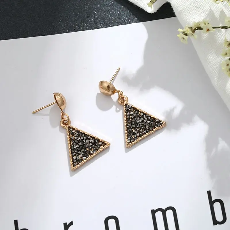 TMXK angel New Fashion Korean Style Earrings Black Triangle Bright and shining Golden frame Drop Earring Gift for Birthday Party
TMXK angel New Fashion Korean Style Earrings Black Triangle Bright and shining Golden frame Drop Earring Gift for Birthday Party