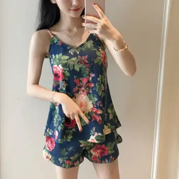Women Rose Printed V-Neck Sleeveless Tops+Shorts Pajama Sets With Padded Paded Camis And Ruffles Hem Shorts Pajama Set
Women Rose Printed V-Neck Sleeveless Tops+Shorts Pajama Sets With Padded Paded Camis And Ruffles Hem Shorts Pajama Set