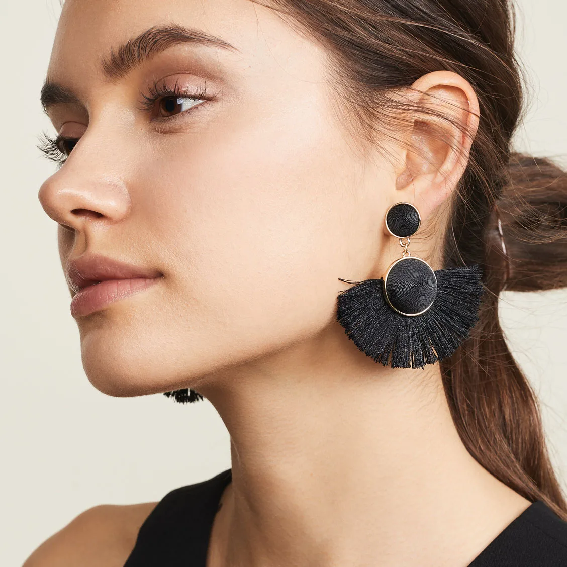 Dvacaman Black Fan Shaped Fringed Earrings for Women Large Tassel Drop Earrings Girls Wedding Party Statement Jewelry Wholesale
Dvacaman Black Fan Shaped Fringed Earrings for Women Large Tassel Drop Earrings Girls Wedding Party Statement Jewelry Wholesale