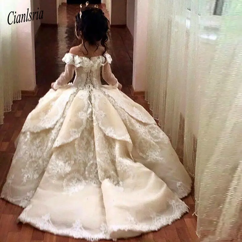 Vintage Lace Appliqued Pageant Dresses With Long Sleeves Ball Gown Flower Girl Dress Off Shoulder Kid First Communion Dress
Vintage Lace Appliqued Pageant Dresses With Long Sleeves Ball Gown Flower Girl Dress Off Shoulder Kid First Communion Dress