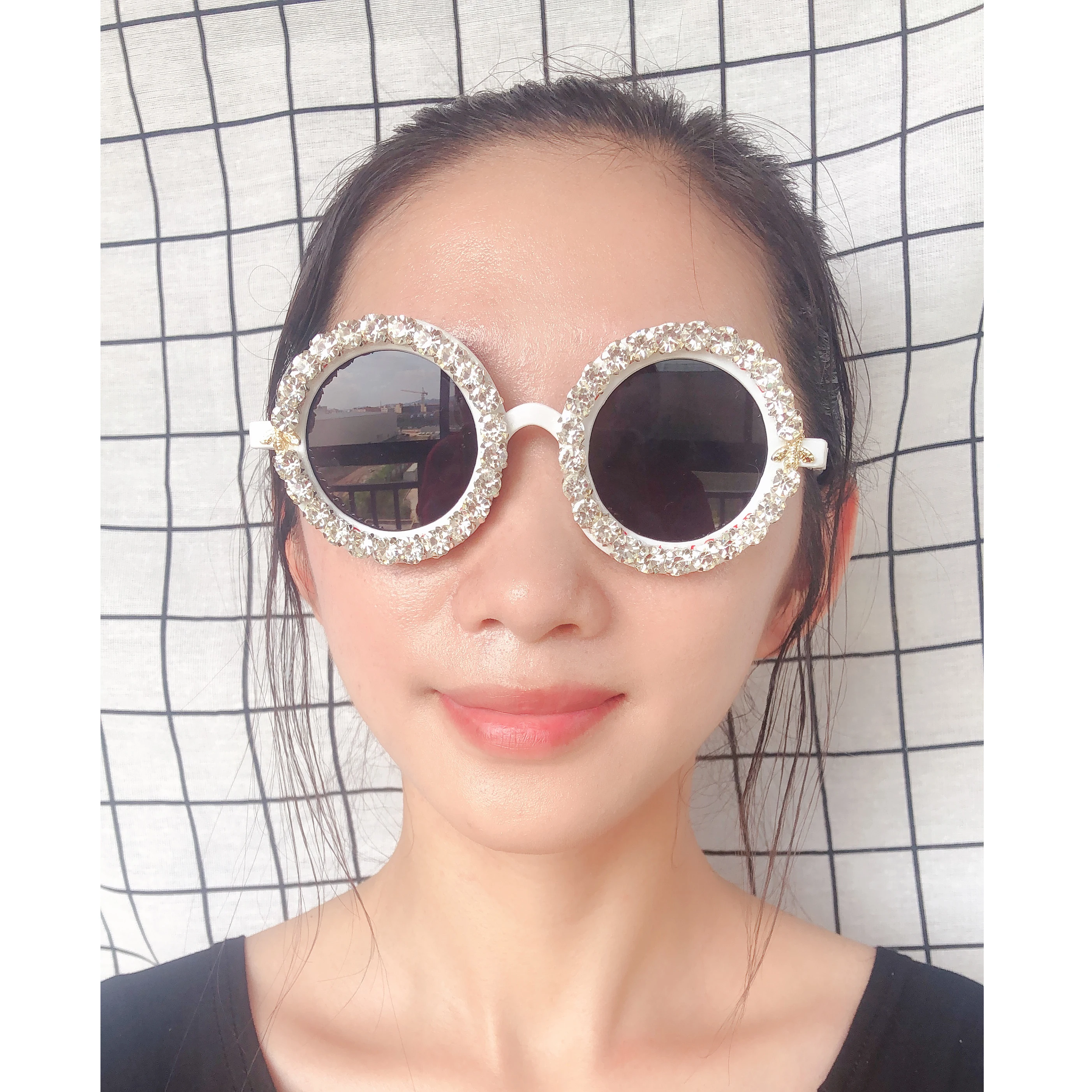 Женские круглые солнцезащитные очки ручной работы с бриллиантами роскошные очки с кристаллами маленькие очки UV400 белые солнцезащитные очки Gafas de sol
Женские круглые солнцезащитные очки ручной работы с бриллиантами роскошные очки с кристаллами маленькие очки UV400 белые солнцезащитные очки Gafas de sol