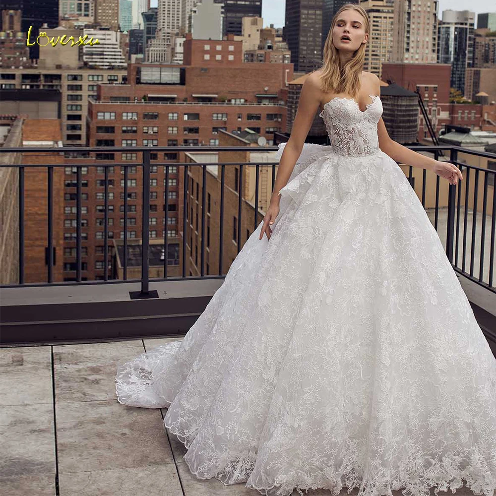 Loverxu Sweetheart A Line Wedding Dress Delicate Applique Sleeveless Backless Bride Dress Court Train Lace Bridal Gown Plus Size
Loverxu Sweetheart A Line Wedding Dress Delicate Applique Sleeveless Backless Bride Dress Court Train Lace Bridal Gown Plus Size